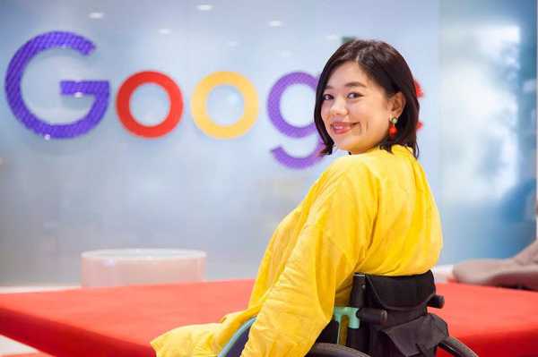 Mizuki Hsu looking back over her left shoulder in front of the Google logo