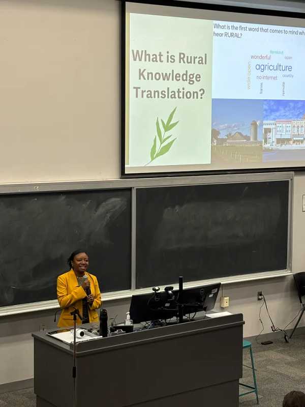 Photo of DeBrittany (Mitchell) Humphrey delivering a presentation on rural knowledge translation at the KT Canada Conference.